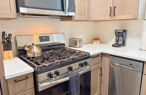 Old Irving Park Apartment | Modern 2BR Haven in Chicago - Cullom C1