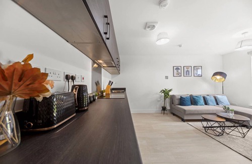 Killingbeck House | Modern 2BR Home Free Parking Ideal for Long Stays