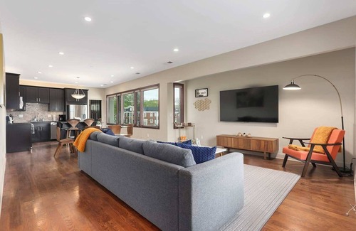 West Plaza House | Modern 2BR~King Beds~WestPlaza~WiFi