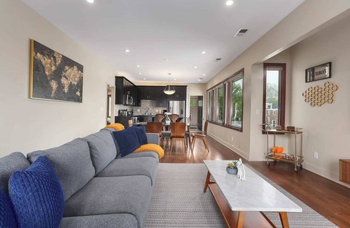 West Plaza House | Modern 2BR~King Beds~WestPlaza~WiFi