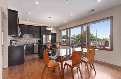 West Plaza House | Modern 2BR~King Beds~WestPlaza~WiFi