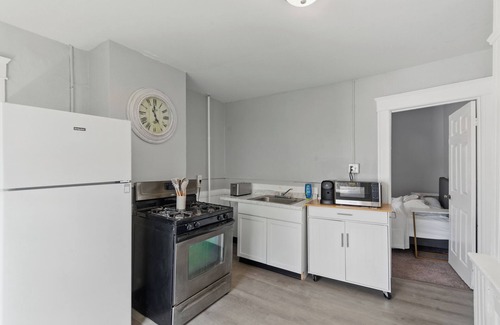Southside Apartment | Modern 2BR Mins to Univ, Zoo, Destiny & Downtown