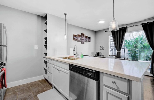 Hyde Park Apartment | Modern 2BR Montrose Walkable Parking Crib