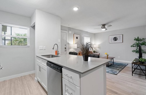 North University Apartment | Modern 2BR Near UT Hyde Park Evonify