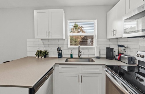North University Apartment | Modern 2BR Near UT Hyde Park Evonify