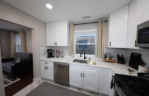 Oak Lawn House | Modern 2BR Oak Lawn Home - Easy Commute to Chicago, Perfect for Longer Stays