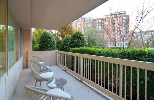 Pentagon City Apartment | Modern 2BR Oasis Near D.C.