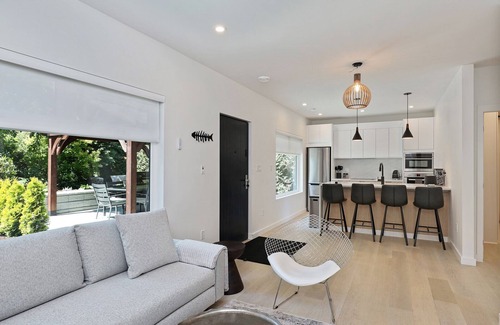 Courtenay Apartment | Modern 2BR oceanfront apartment for sun, ski or mountain biking!