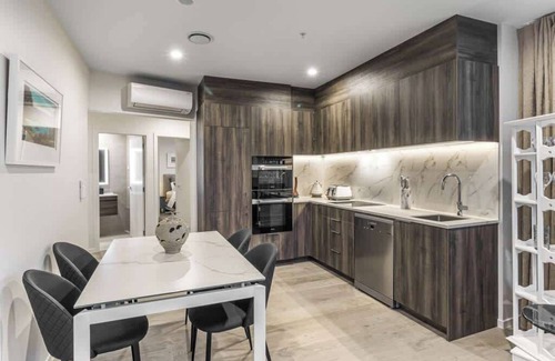 Parnell Apartment | Modern 2BR Penthouse for Families by Zodiak Stays