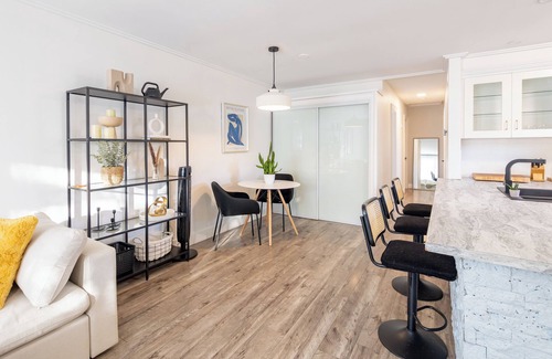 St. Catharines House | Modern 2BR | Pool | Hot Tub | 10 Min to Falls