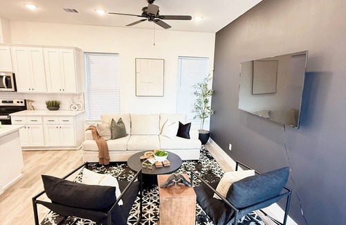 Northside House | Modern 2BR Retreat - Fast WiFi, AC & Prime Houston Location