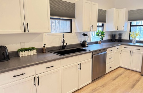 Little Armenia Hotel | Modern 2Br + Sofa Bed + 2Bth in Miracle Mile