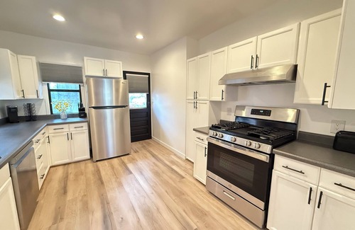 Little Armenia Hotel | Modern 2Br + Sofa Bed + 2Bth in Miracle Mile