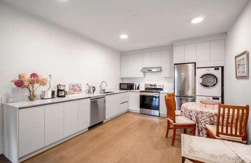 Dundarave House | Modern 2BR Suite in West Van | Patio & BBQ