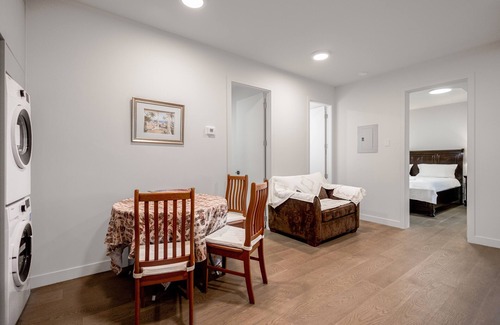 Dundarave House | Modern 2BR Suite in West Van | Patio & BBQ