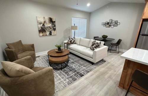 Council Bluffs House | Modern 2BR Townhome w/Gym + Queen Beds