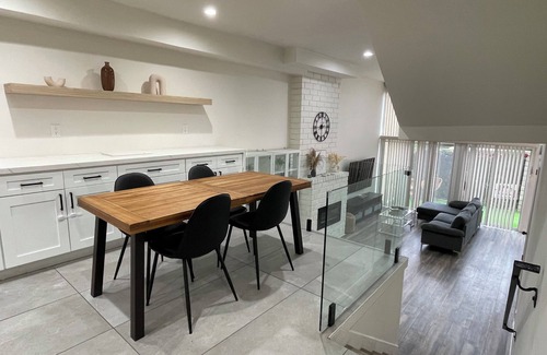 Encino Apartment | Modern 2BR Townhome w/free Hot tub & Pool