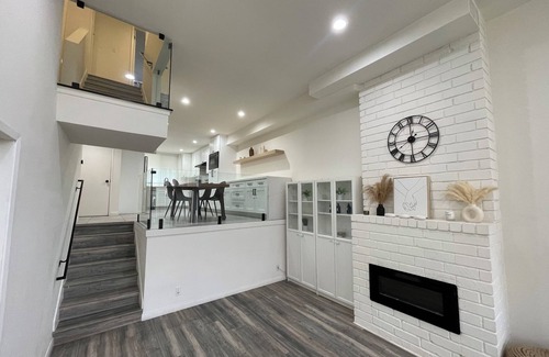 Encino Apartment | Modern 2BR Townhome w/free Hot tub & Pool