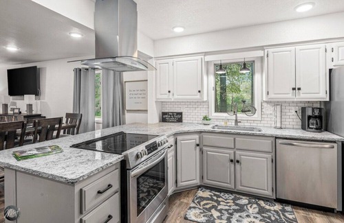 Bella Vista House | Modern 2BR Townhouse | Near Bike Trails & Golf