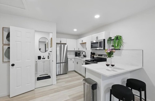 Haltom City Apartment | Modern 2BR Unit with Hot Tub