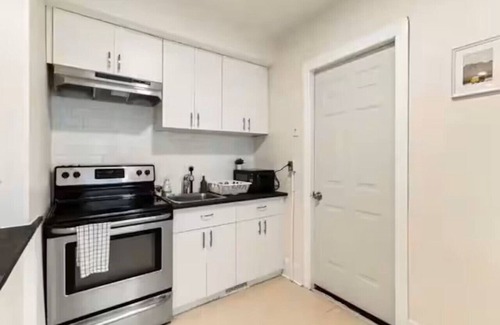 Walkerville Apartment | Modern 2BR Walkerville Stay w/Parking & WiFi