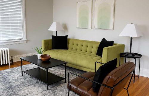 Boystown Apartment | Modern 2BR with Reliable Wi-Fi - Roscoe 30