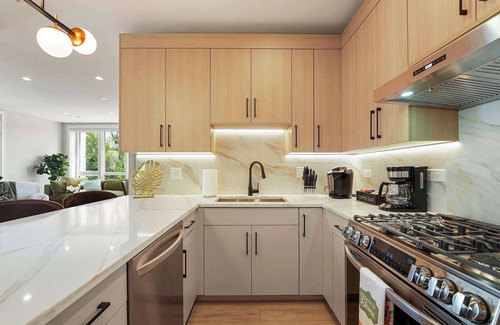Tri-Taylor Apartment | Modern 2BR2BA Condo Free Parking and Balcony