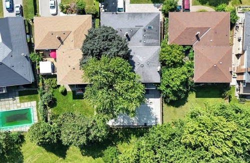 Seven Oaks Apartment | Modern 3 Bdrm Suite - Private Basketball Court & BBQ