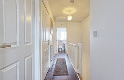 Basildon Apartment | Modern 3-Bed 3-Bath Home - Quiet Road - Parking For 2 Cars - LMV Property