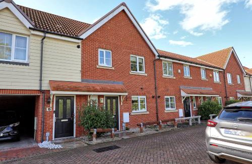 Basildon Apartment | Modern 3-Bed 3-Bath Home - Quiet Road - Parking For 2 Cars - LMV Property