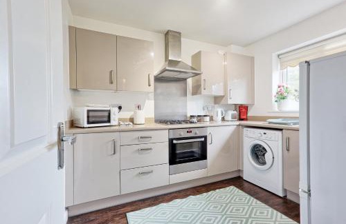 Basildon Apartment | Modern 3-Bed 3-Bath Home - Quiet Road - Parking For 2 Cars - LMV Property