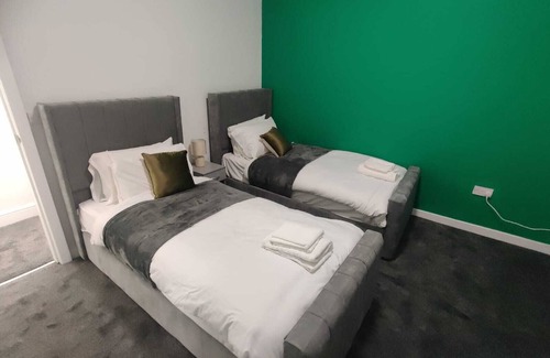 Bury House | Modern 3-Bed Apartment