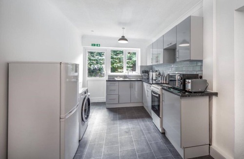 Bolton House | Modern 3 Bed Bungalow Near Bolton Town Centre