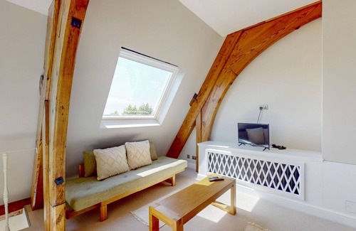 Ravenscourt Park Apartment | Modern 3 Bed Duplex near Stamford Brook Station
