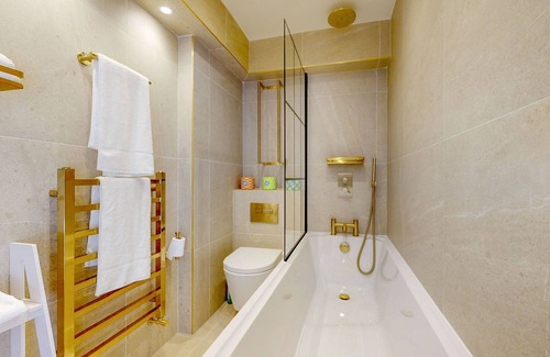 Ravenscourt Park Apartment | Modern 3 Bed Duplex near Stamford Brook Station