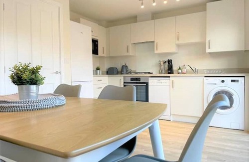 Ashby-de-la-Zouch House | Modern 3 bed house - Wi-Fi and off-road parking