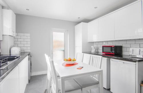 Broad Green House | Modern 3 Bed Home in Croydon Sleeps 6