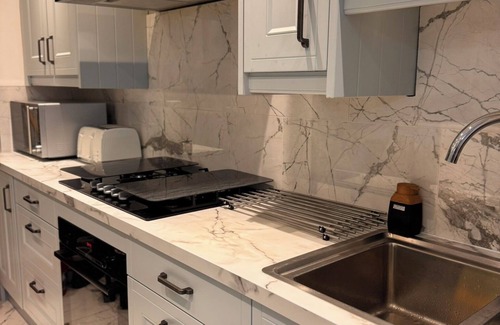 Forest Gate House | Modern 3 Bed Home in London, Stratford, Tube & Parking