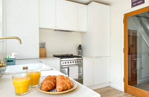 Canterbury House | Modern 3 Bed Home - Pets Welcome + FREE Parking