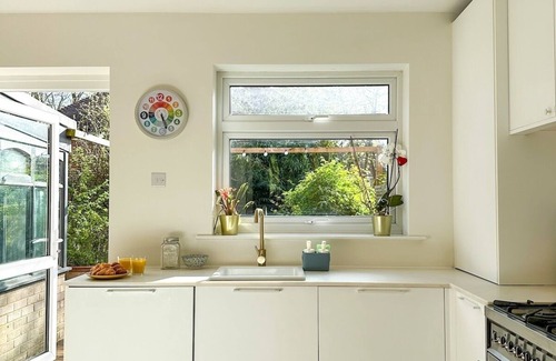 Canterbury House | Modern 3 Bed Home - Pets Welcome + FREE Parking