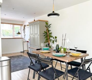 Canterbury House | Modern 3 Bed Home - Pets Welcome - FREE Parking