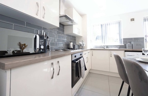 Leigh House | Modern 3 Bed Home with Parking & Garden
