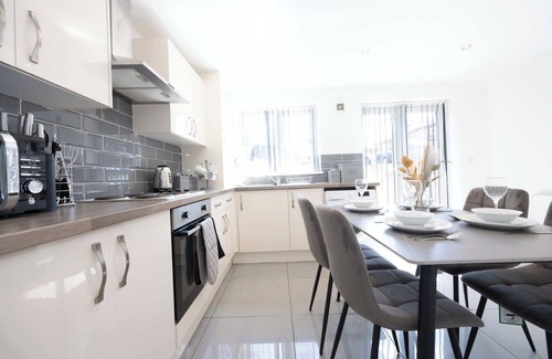 Leigh House | Modern 3 Bed Home with Parking & Garden