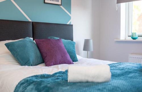Ashford House | Modern 3 Bed House For 5- City Central - Parking