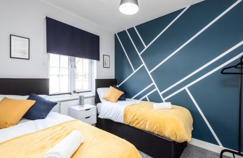 Ashford House | Modern 3 Bed House For 5- City Central - Parking