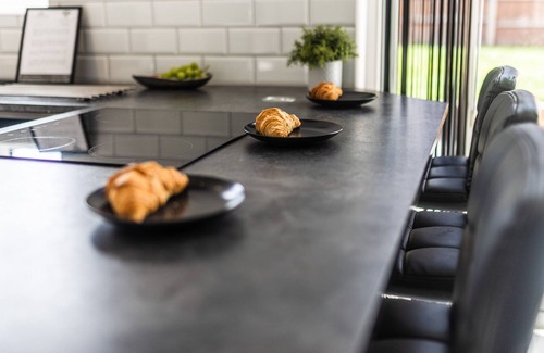 Wyken House | Modern 3-Bed House with Parking - Sleeps 7