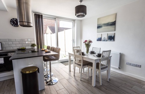 Wyken House | Modern 3-Bed House with Parking - Sleeps 7
