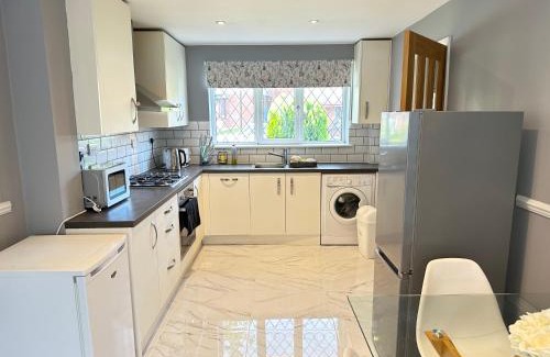 Bar Hill House | Modern 3 bed House with two bathrooms! Free parking!