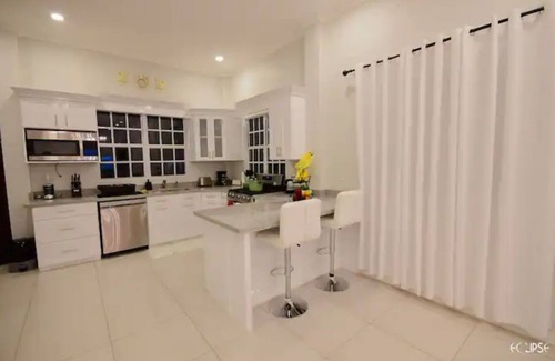 Georgetown Apartment | Modern 3-bed Lux Apt with Jacuzzi/Free Parking