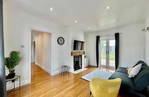 Heaton House | Modern 3 Bed Romford Home (Free Parking)